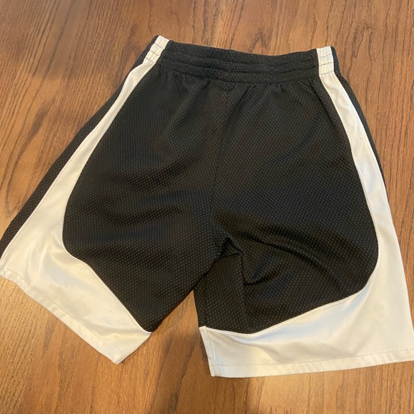 Boys Black and White Jordan Basket Ball Shorts YMD - Picture 2 of 3